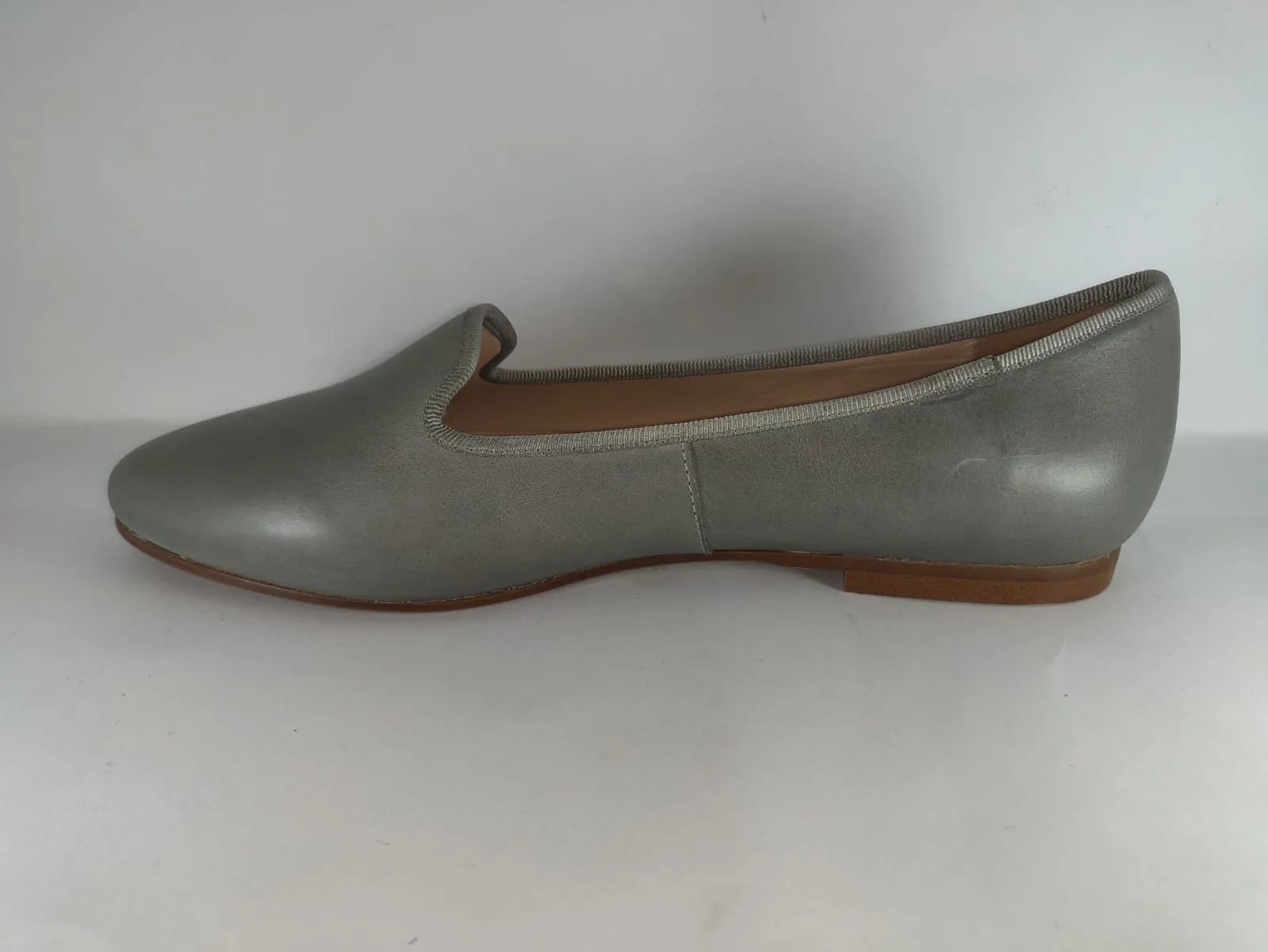 Beberlis Grey Leather Classic Flats